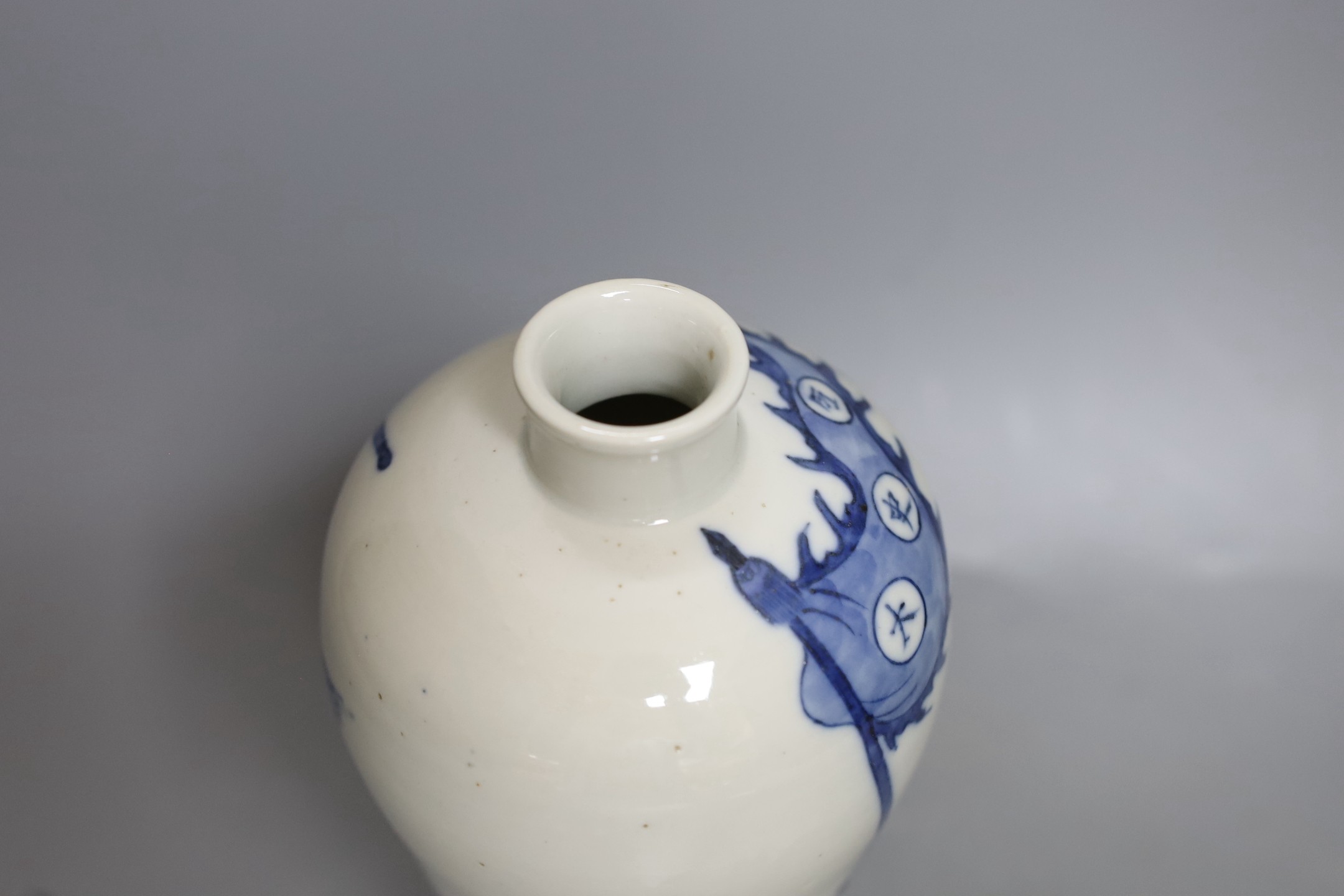 A Chinese blue and white baluster ‘warrior’ vase. 22cm tall